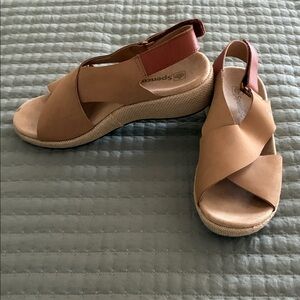Spenco Women's Tan Cross-Strap Sandals